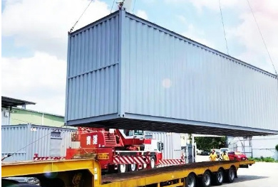 鴻泰信中港車拖運裝載玩具產品的集裝箱